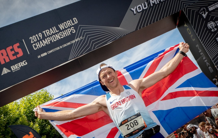 Jonathan Albon proclamándose Campeón del Mundo de Trail   Foto de Miro Cerqueira