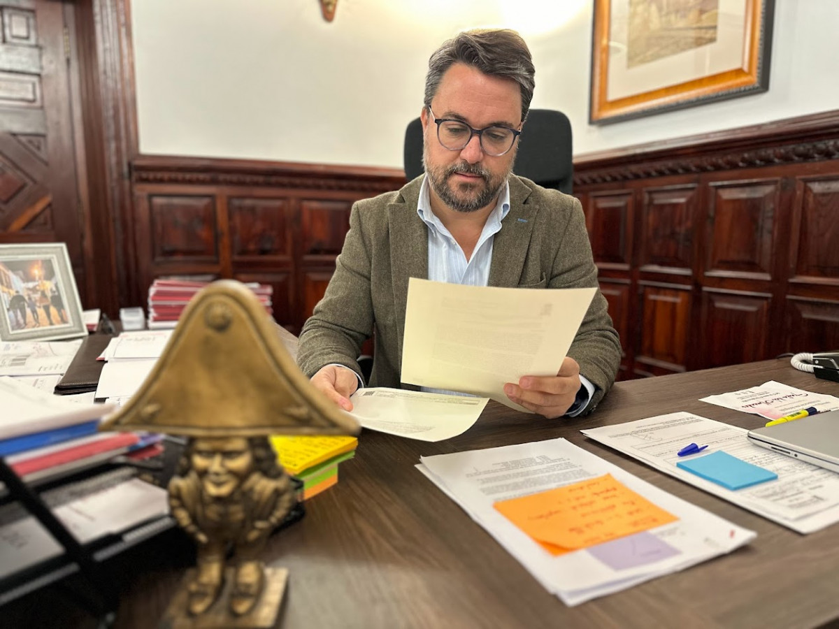 Foto Asier Antona con la carta enviada al papa Francisco