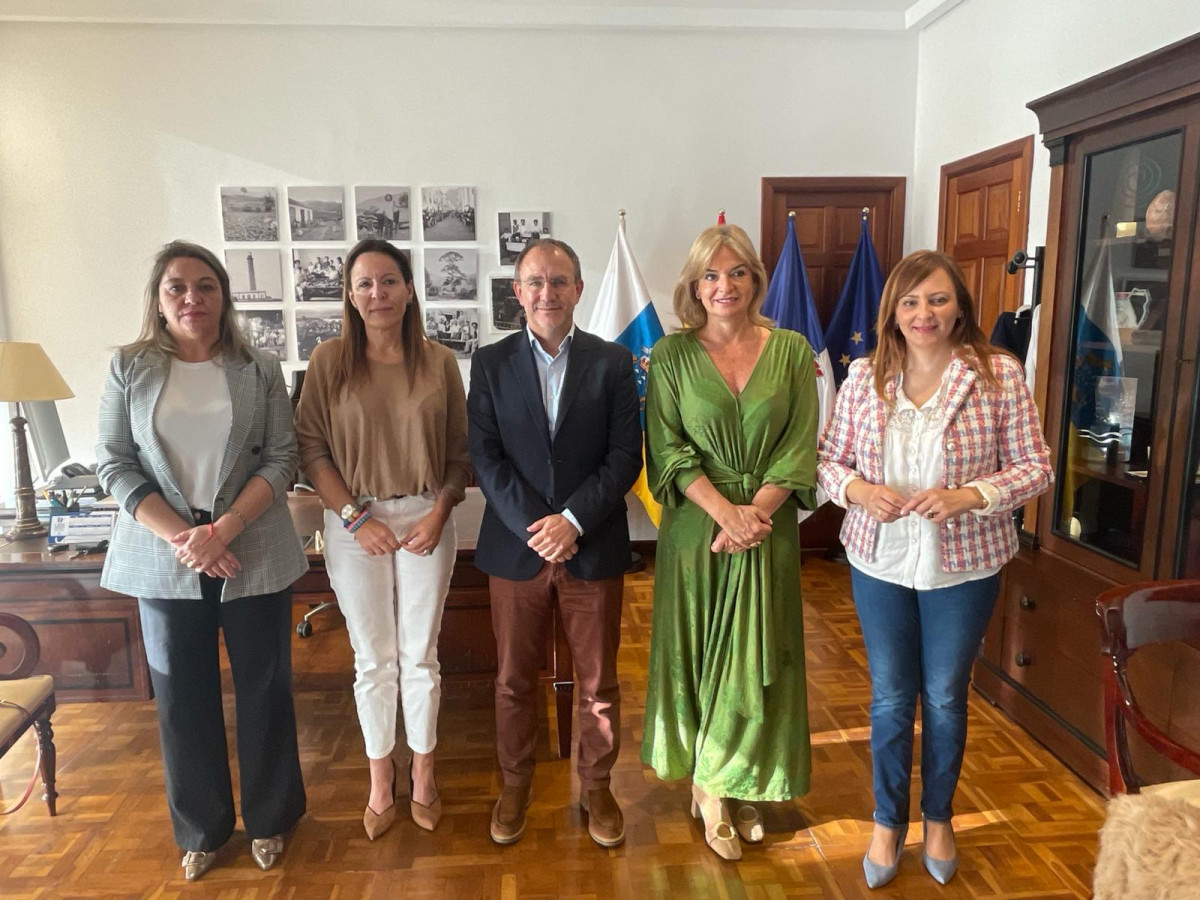 Foto de familia de los asistentes a la reuniu00f3n en el Cabildo de La Palma