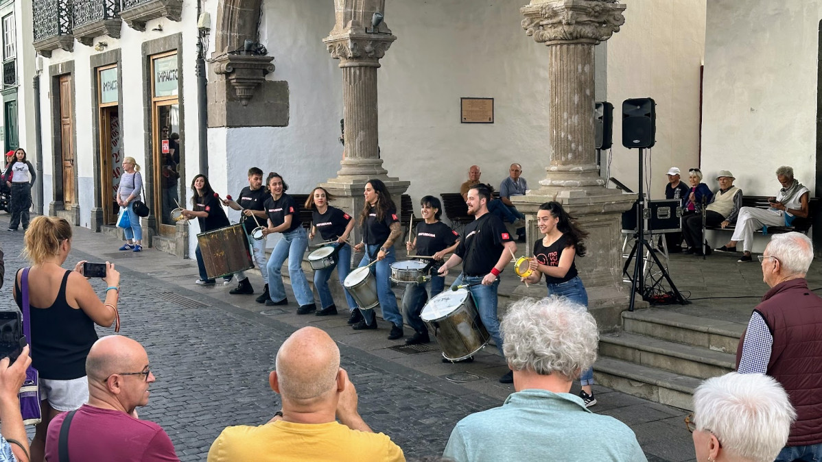 Foto 2 Presentaciu00f3n de Mayumanu00e1 en el atrio del Ayuntamiento de Santa Cruz de La Palma