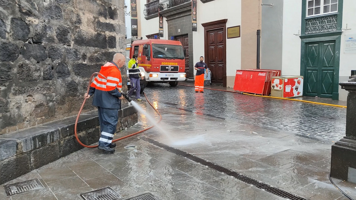 Foto 7 Un momento del operativo de limpieza