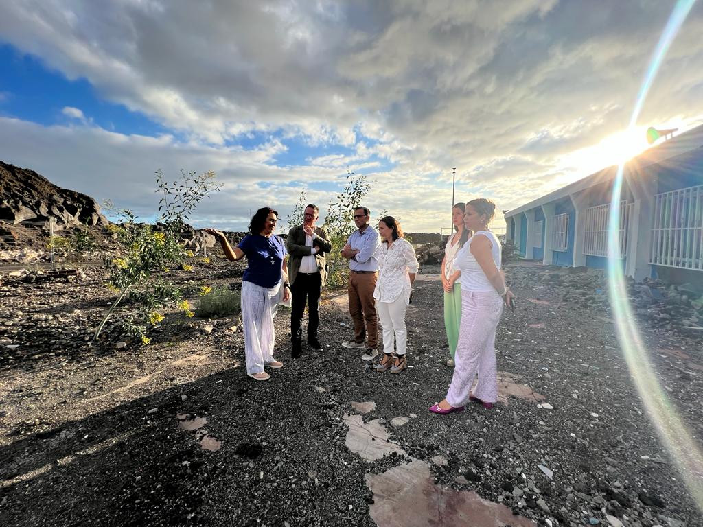 Foto archivo de una visita de poli suárez al ceip la laguna afectado por el volcán 1