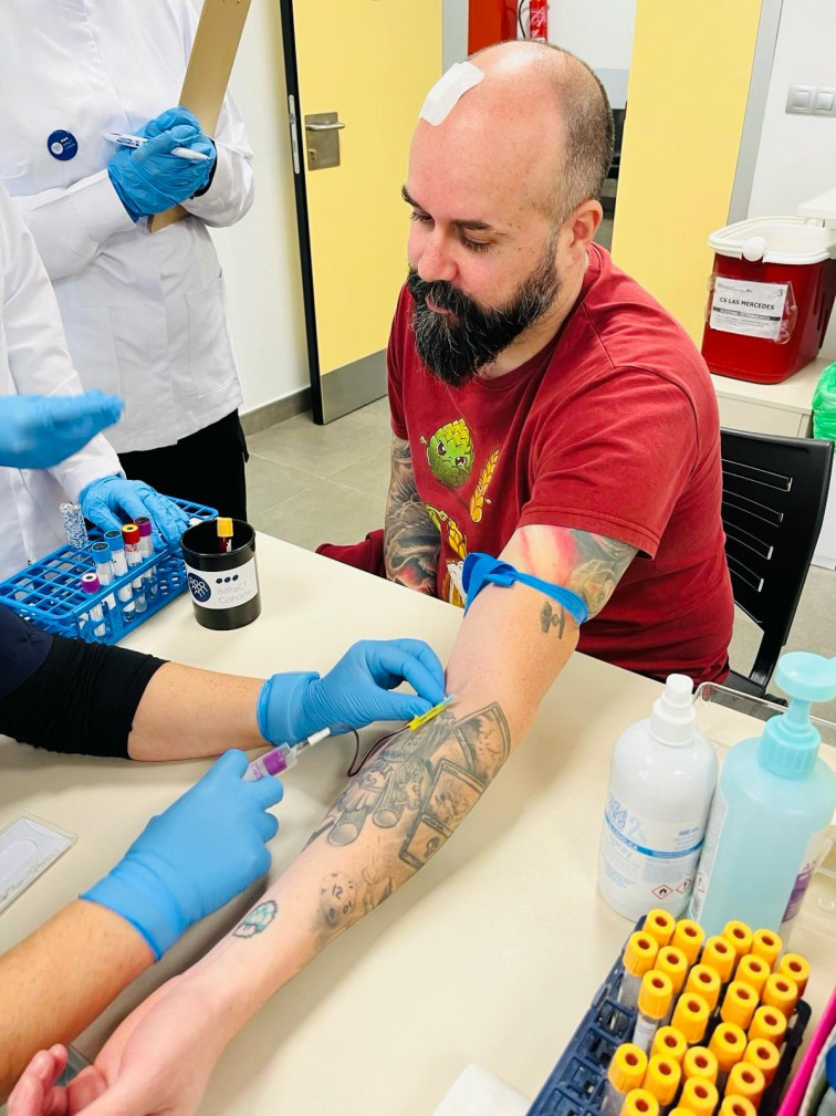 Toma de muestra a un participante en Impact Cohorte