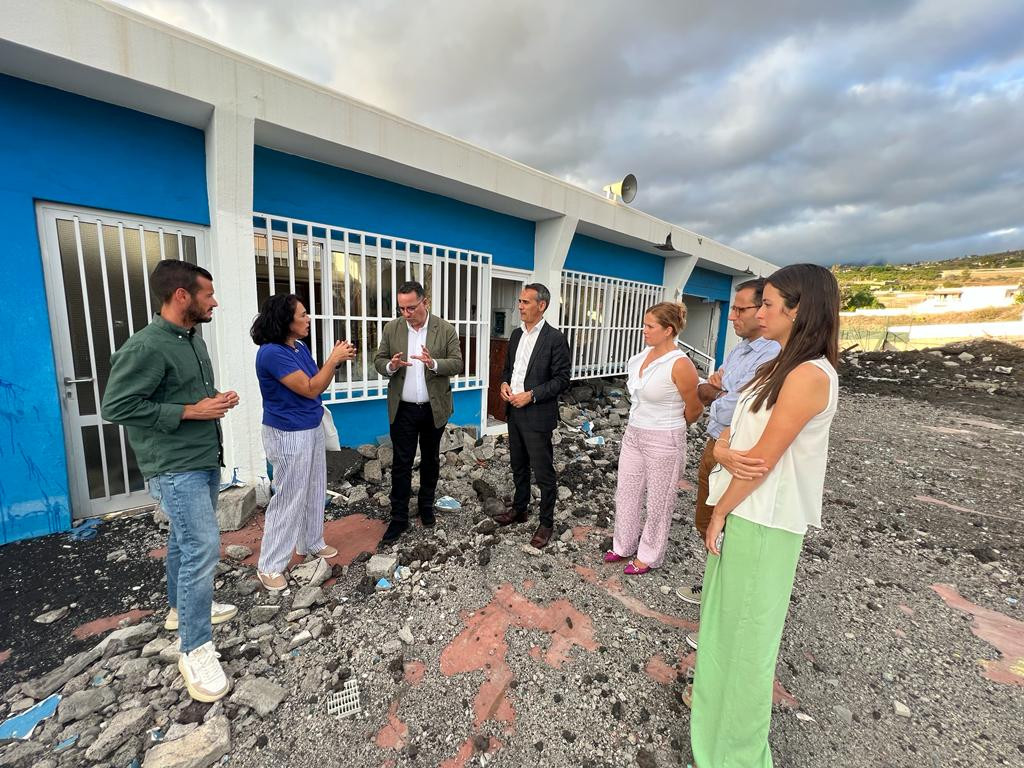 FOTO. Archivo de una visita de Poli Suu00e1rez al CEIP La Laguna afectado por el volcu00e1n 2