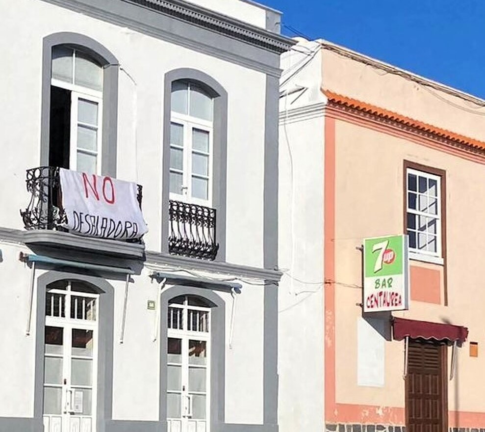 Pancartas en Fuencaliente contra la desaladora y a favor de arreglar el canal LP1 (11)