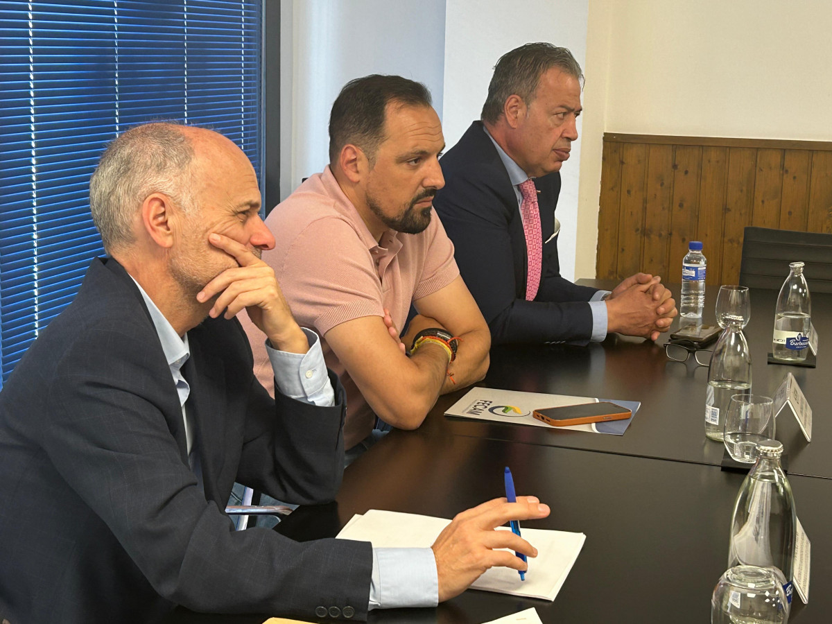 La Consejeru00eda analiza tu00e9cnicamente el decreto ley de vivienda junto a la FECAM en La Palma