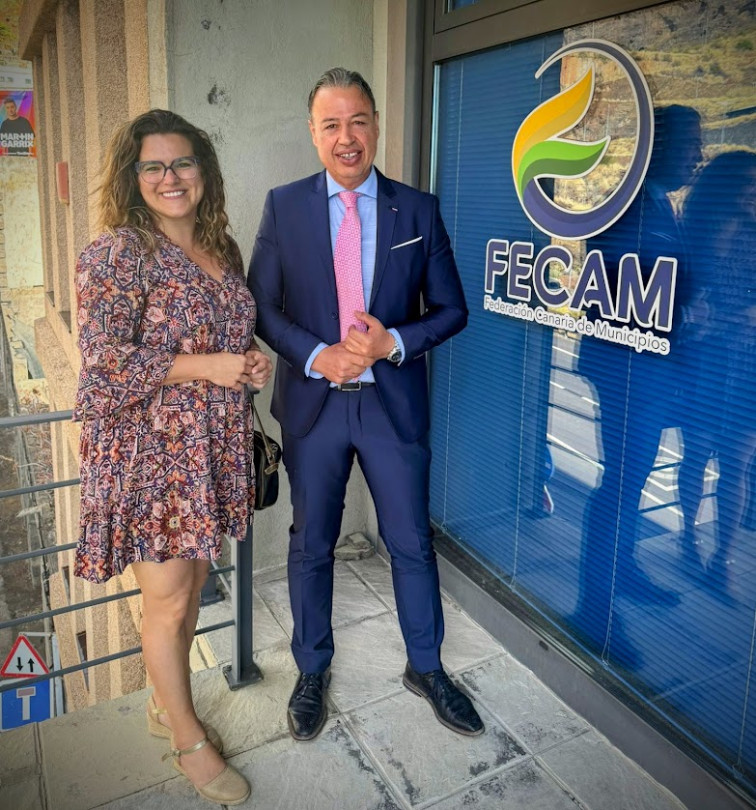 Foto encuentro concejala de Bienestar Social del Ayuntamiento de Santa Cruz de La Palma y el director del Instituto Canario de la Vivienda