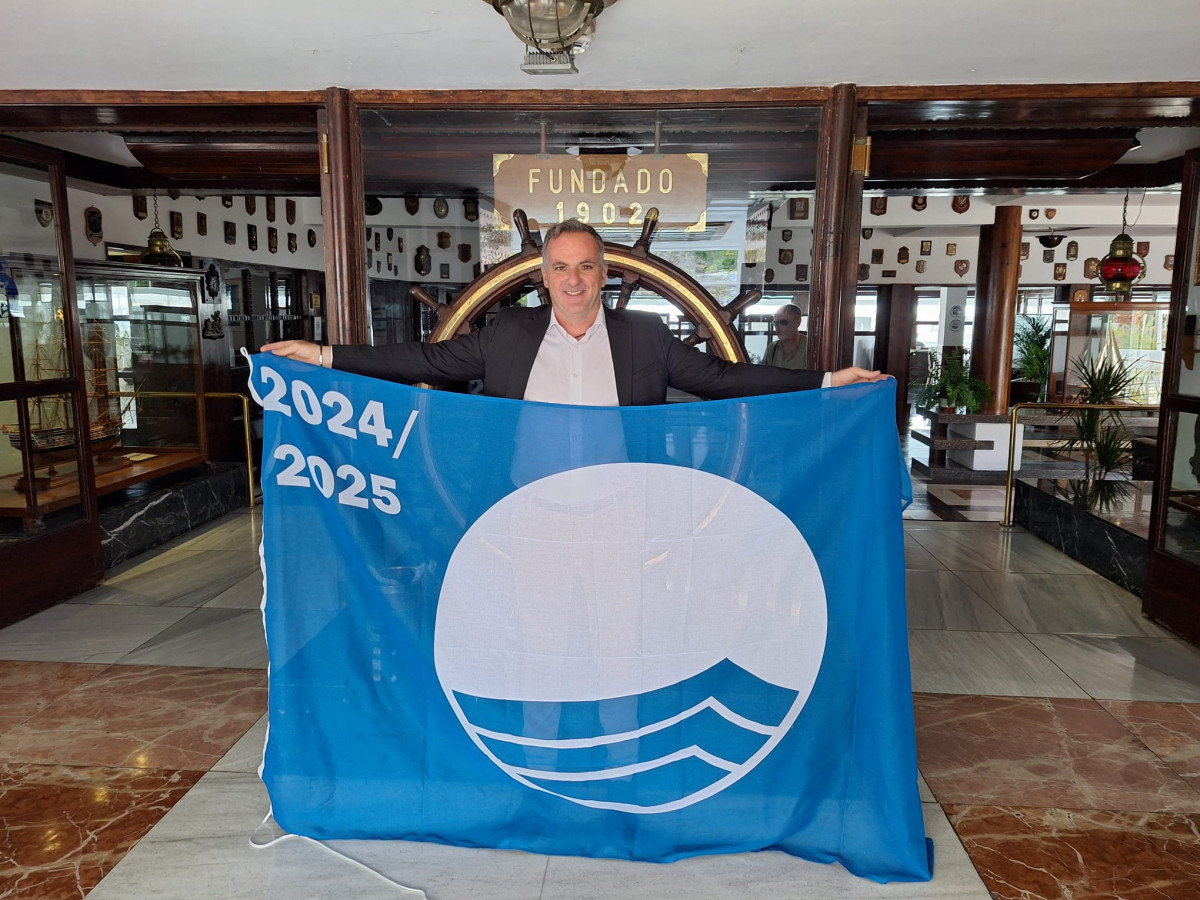 David Ruiz con la bandera azul de Tazacorte Diario Palmero