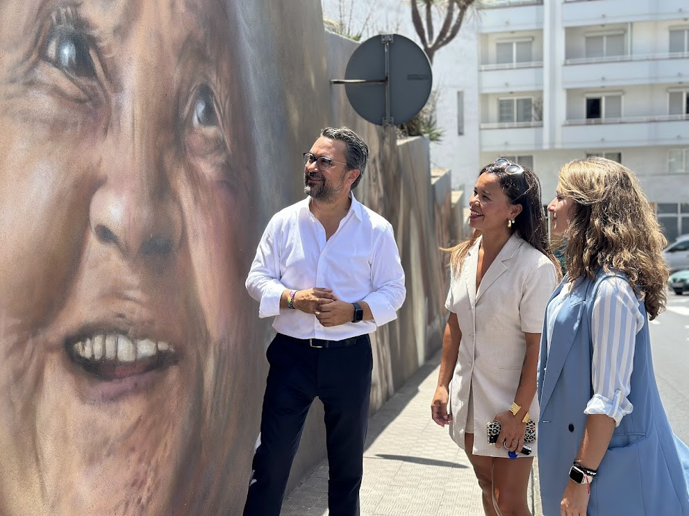 Foto detalle de presentaciu00f3n del mural dedicado a las personas mayores