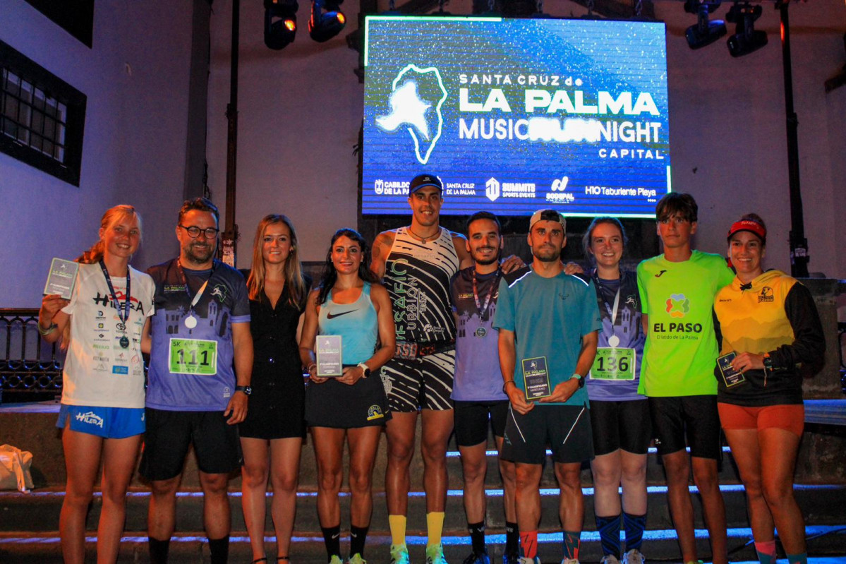 Foto de familia del podio de la prueba de 10 kilu00f3metros Santa Cruz de La Palma Music Run Night Capital