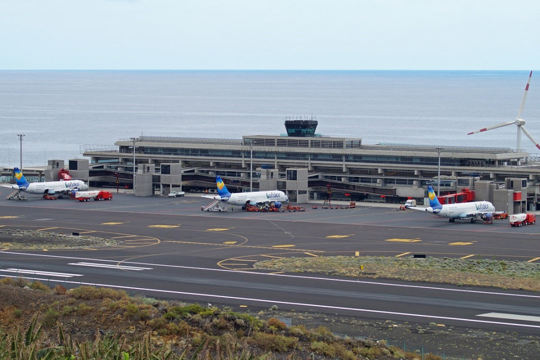 ​La Consejería insta al Estado a que tenga en cuenta la realidad insular en la posible subida de tasas aeroportuarias para 2026