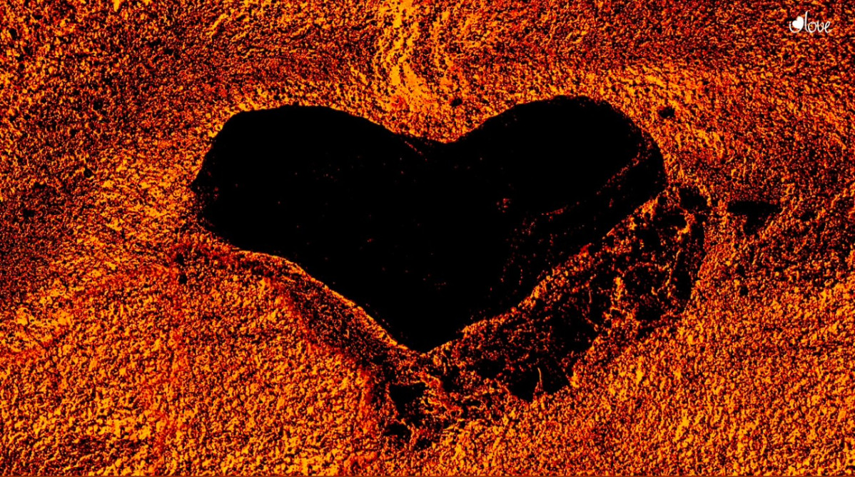 Colada en forma de corazu00f3n durante la erupciu00f3n de 2021 en La Palma. I LOVE THE WORLD