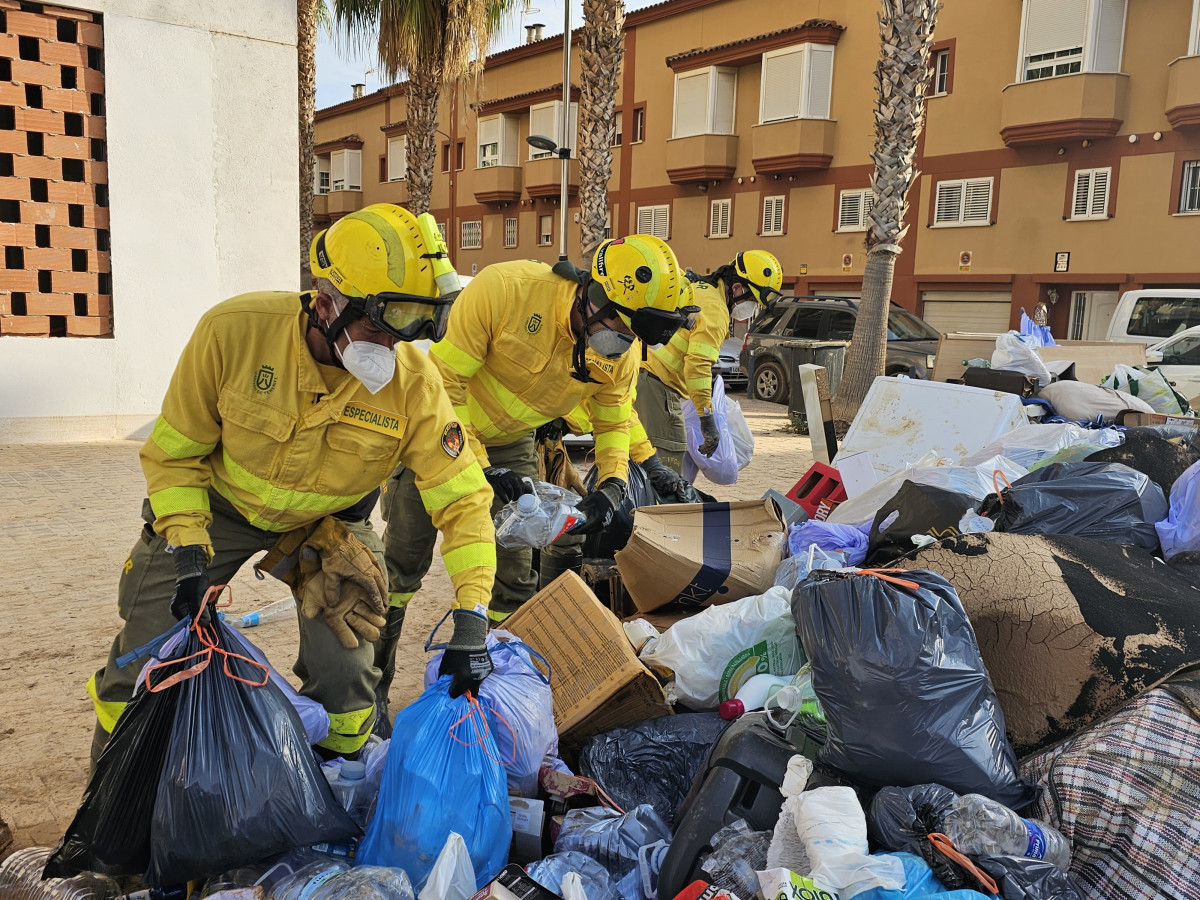 051124 Trabajo del dispositivo de emergencias canario en Valencia (2)
