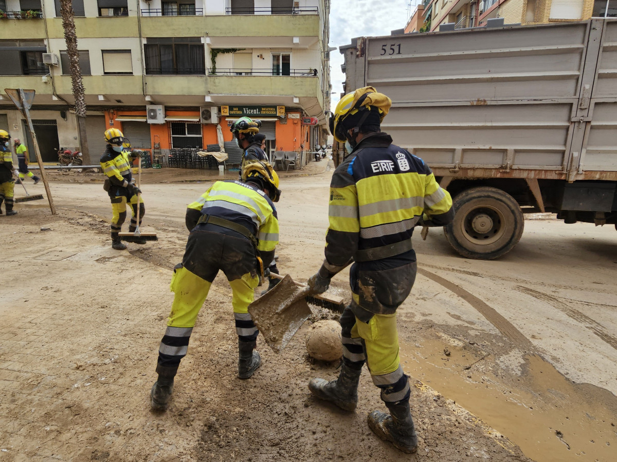 121124 EIRIF limpia la Avenida Reyes Catu00f3licos en Alfafar