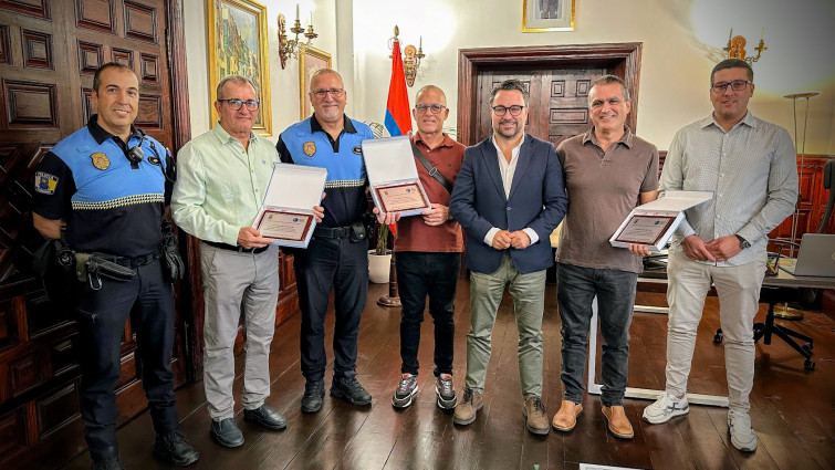 Foto reconocimiento a policías locales de Santa Cruz de La Palma que se jubilan tras más de 30 años de servicio público