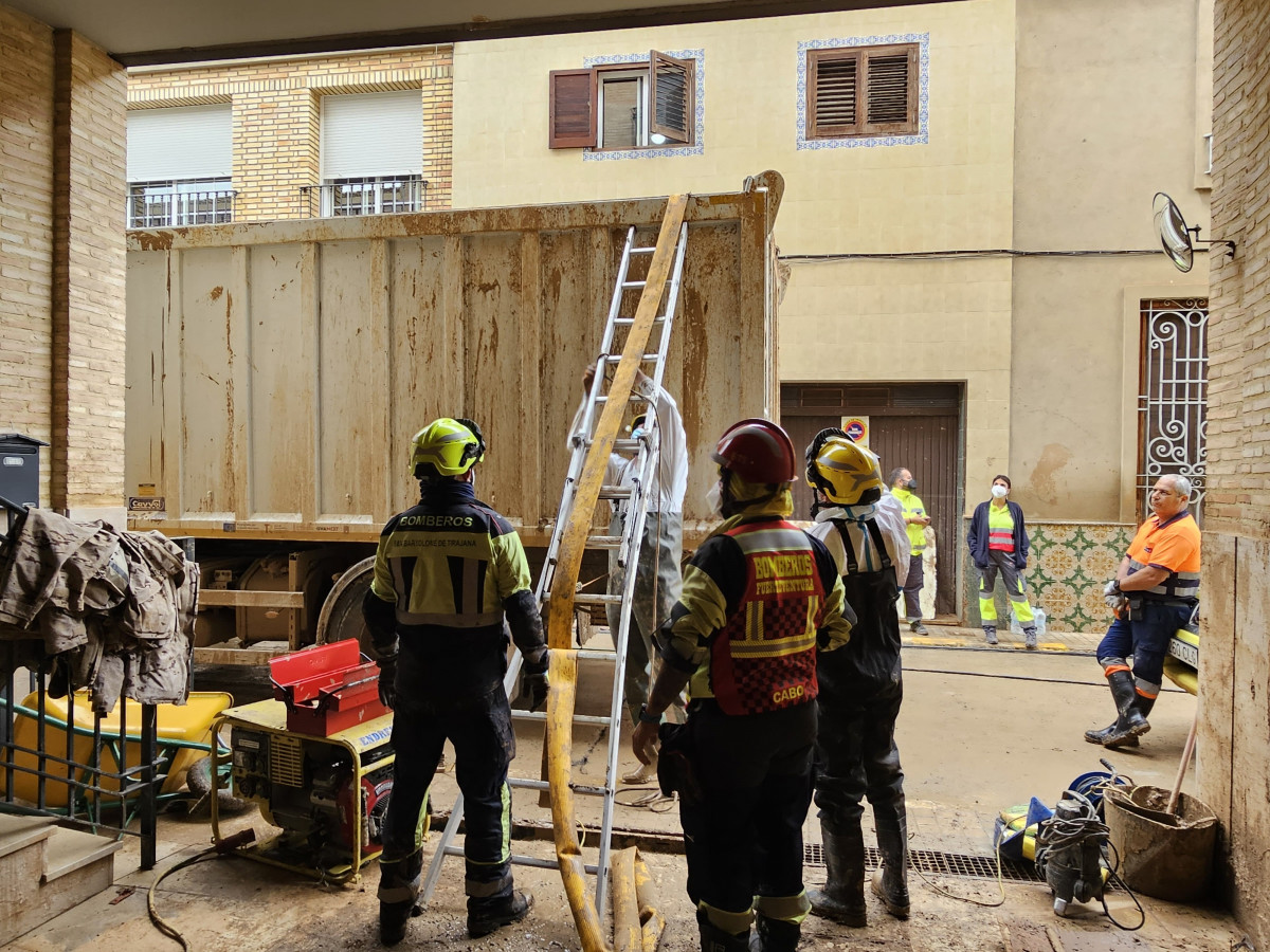 151124 Bomberos realizan tu00e9cnica pionera achique garaje