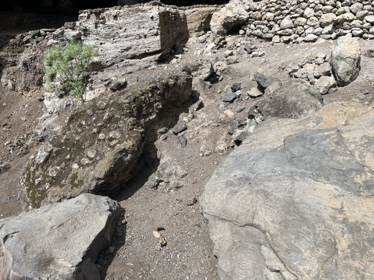 Grabados y estratigrafía arqueológica en Belmaco (Villa de Mazo) (Foto Jorge Pais Pais)