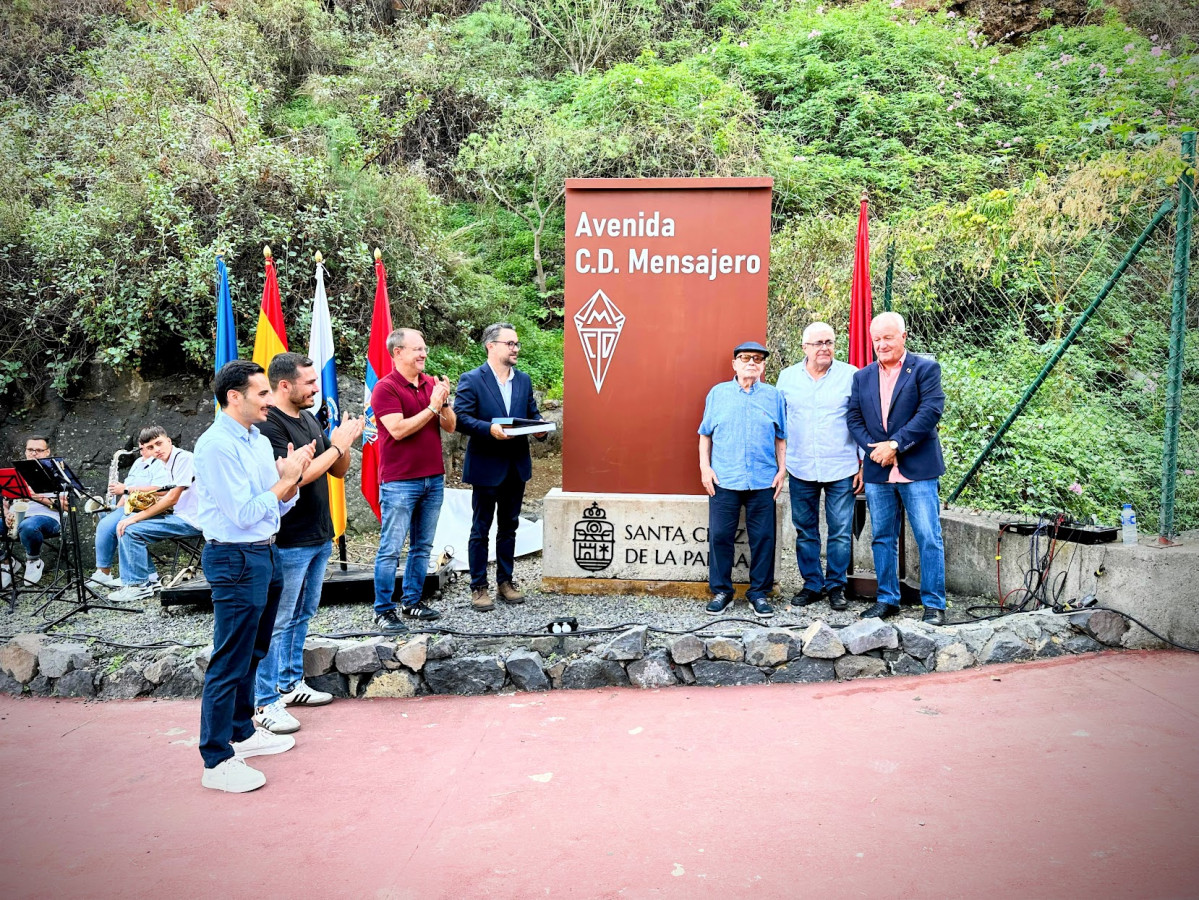 1 Foto El alcalde de Santa Cruz de La Palma, Asier Antona, entrega un reconocimiento al CD Mensajero ante el nuevo monolito conmemorativo