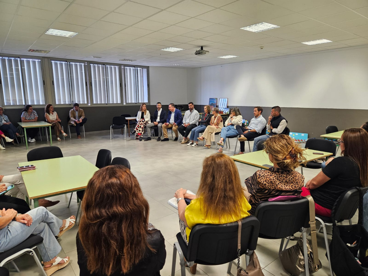 FOTO. Imagen de archivo de la visita de los consejeros de Educaciu00f3n y Transiciu00f3n Ecolu00f3gica, Poli Suu00e1rez y Mariano H. Zapata, acuden al Ceip Mariela Cu00e1ceres Pu00e9rez, a finales de abril (2)