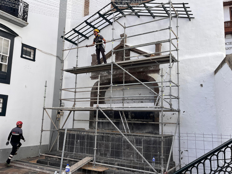 Trabajos en la restauración de la fuente en la Plaza de España.