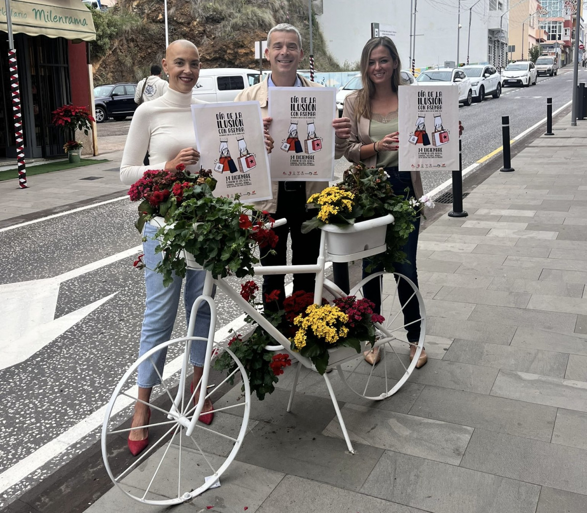 Izqda a drecha Yudena Gonzalez presidenta ASEMBA, Matteo Zamboni Concejal comercio y Miriam Perestelo consejera 