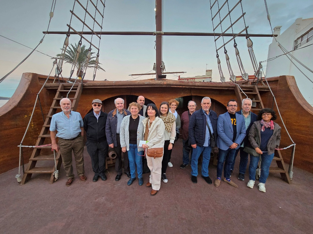 Algunos de los ponentes y asistentes en la visista al Barco de la Virgen