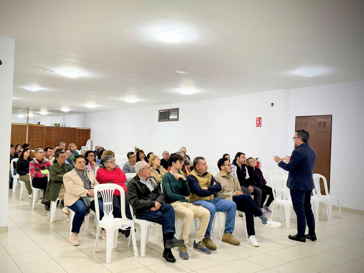 FOTO Reuniou0301n con vecinas y vecinos de El Pilar y Santiago 