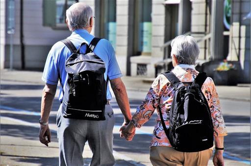 270821 pensionistas paseando