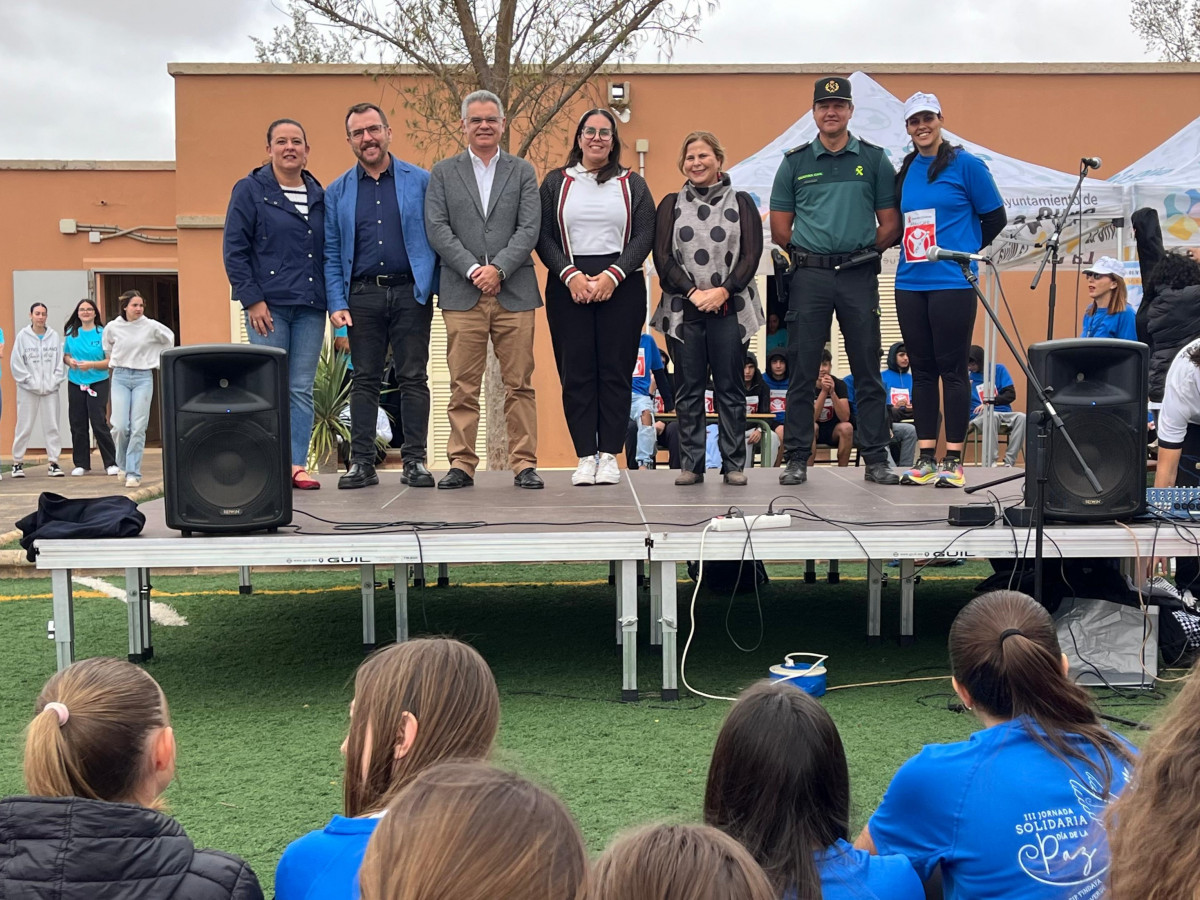 FOTO. El viconsejero de Educaciu00f3n, Josu00e9 Manuel Cabrera, participu00f3 en la III Jornada Solidaria en el IES La Oliva