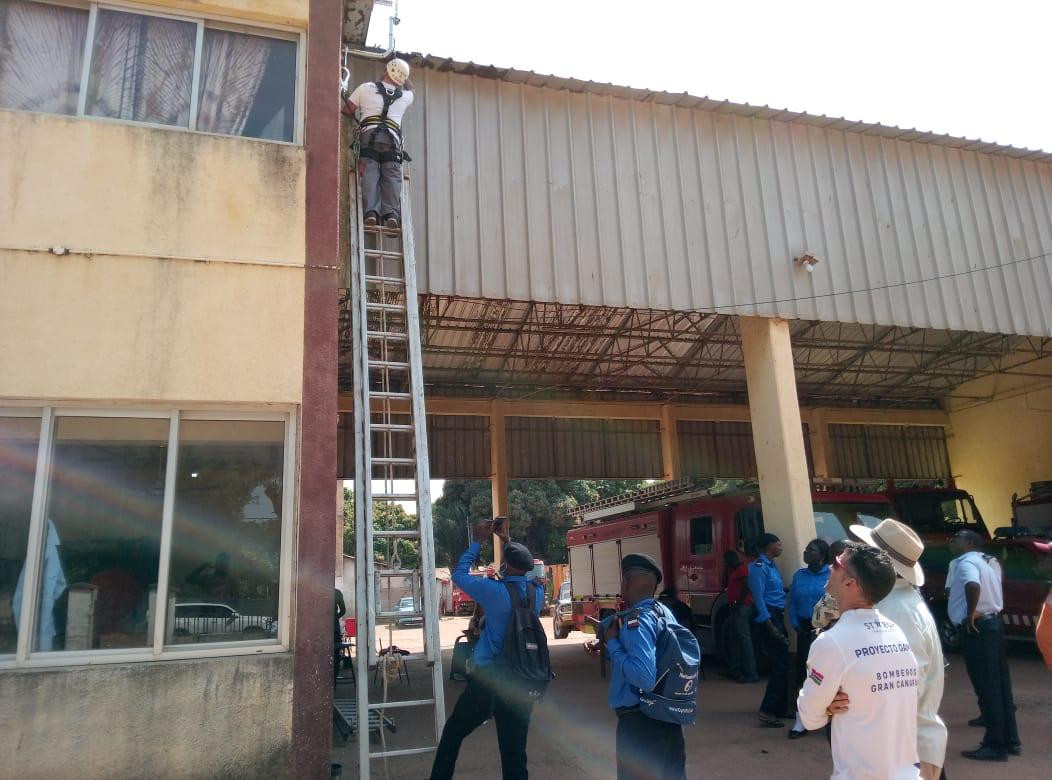 La red de radiocomunicaciu00f3n donada por el Gobierno de Canarias para Gambia conectaru00e1 los parques de bomberos de todo el pau00eds 1