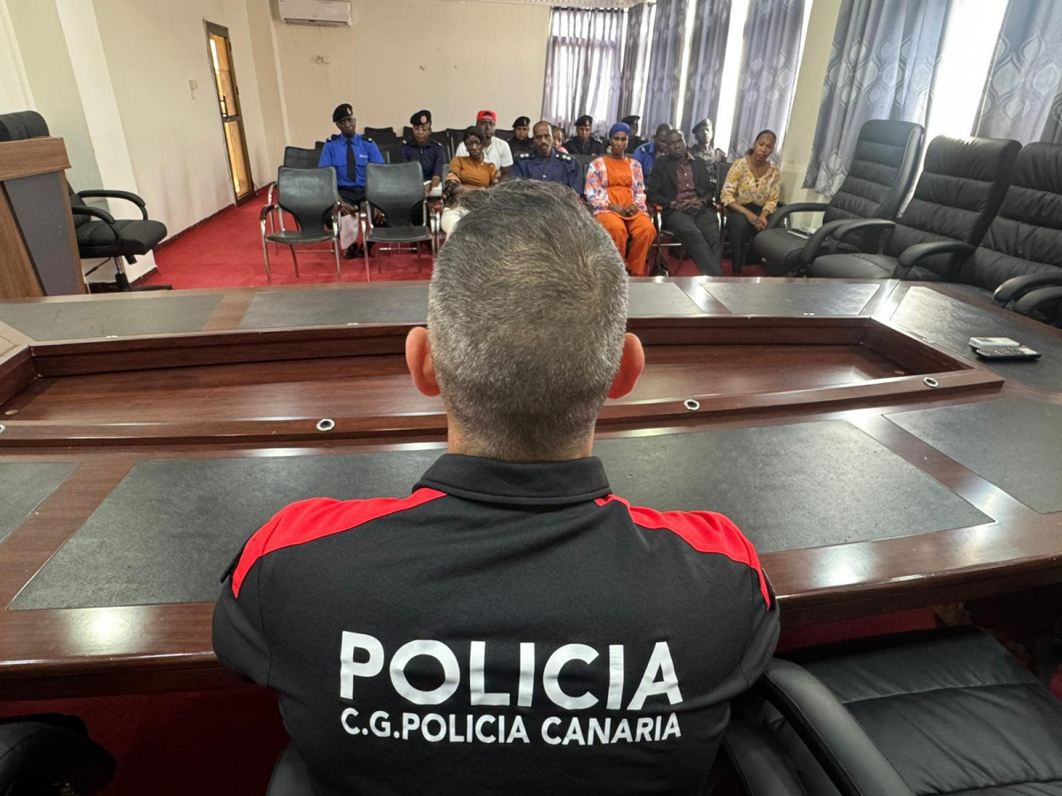 Policiu0301a Canaria en Gambia