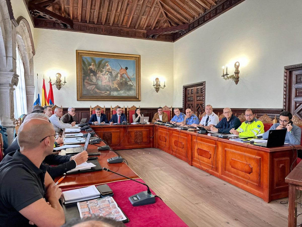 Foto instante reuniou0301n junta de seguridad en Santa Cruz de La Palma