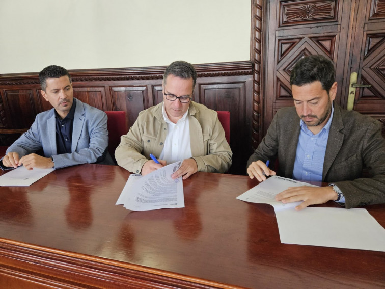 El alcalde de Barlovento Jacob Qadri y el consejero Poli Suárez durante la firma del acuerdo
