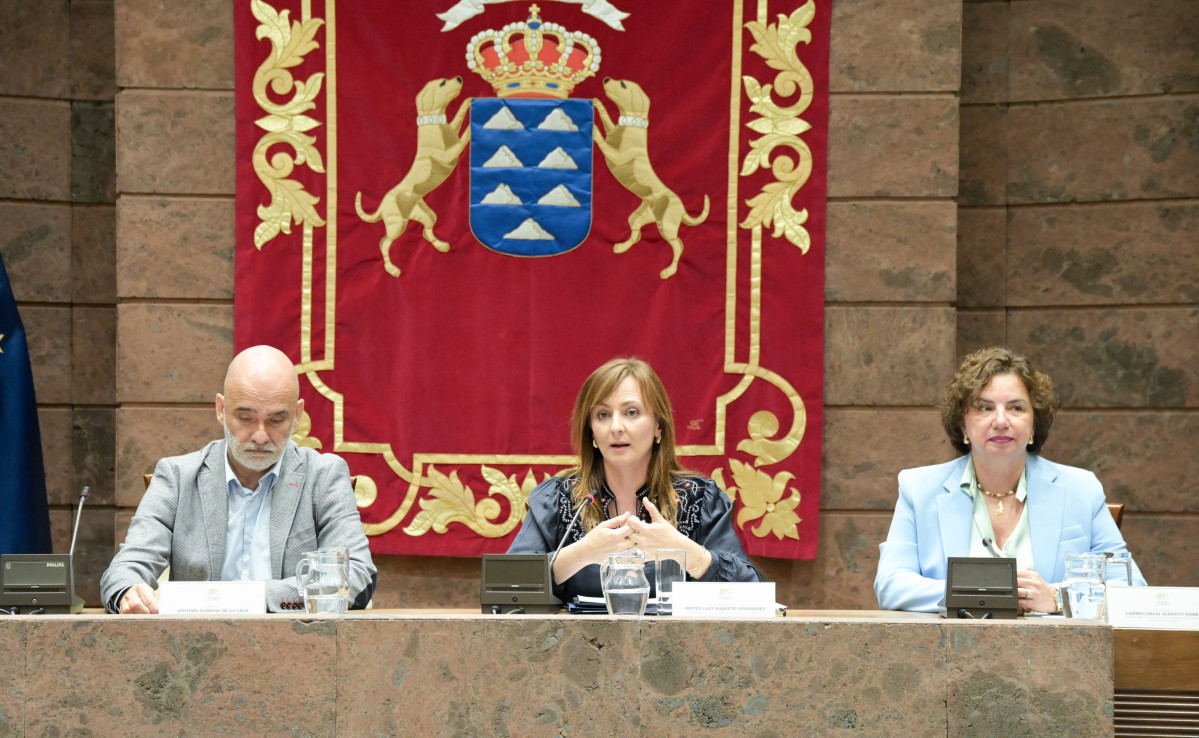 La consejera Nieves Lady Barreto junto al viceconsejero Llorens y la diretora general, Carme Delia Alberto