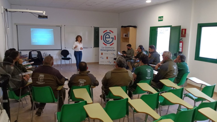 280225 Personal de la Unidad de Medio Ambiente del Cabildo de La Gomera durante la sesión formativa en comunicación efectiva