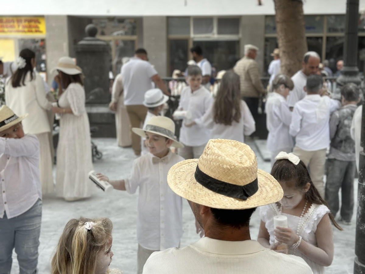Foto ambiente familiar en el domingo de Los Indianitos en la plaza de La Alameda