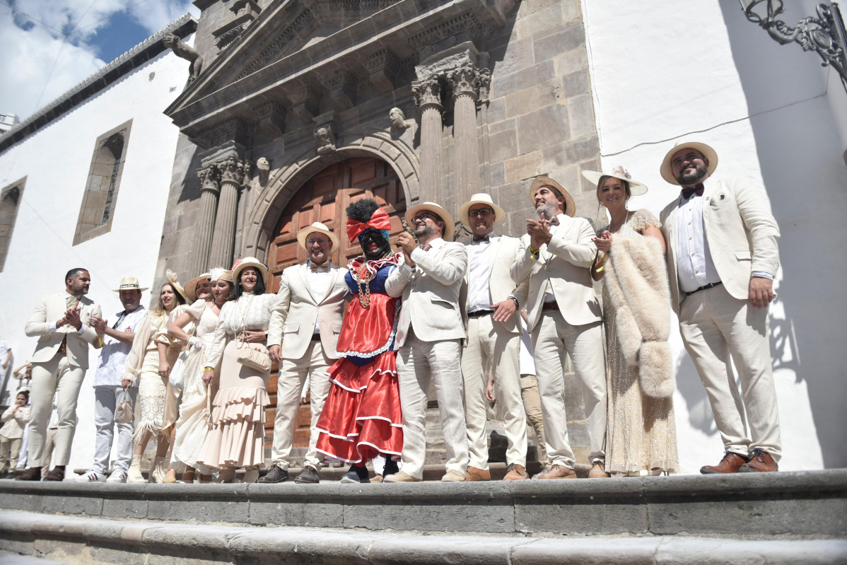 Foto autoridades locales e insulares con la Negra Tomasa
