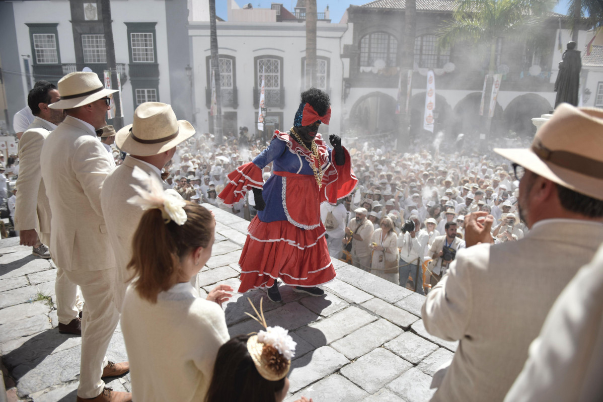 Foto de ambiente en su llegada a la plaza de La Habana