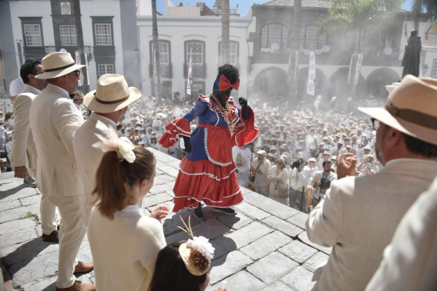 Foto de ambiente en su llegada a la plaza de La Habana