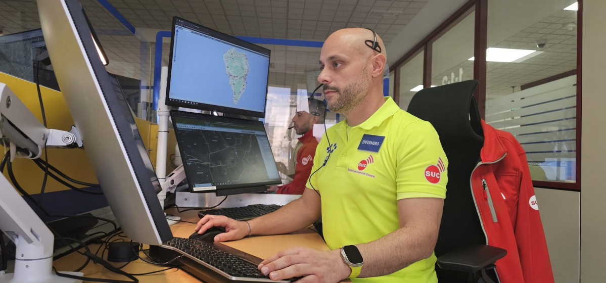 Enfermero coordinador del SUC en la sala operativa 2048x956