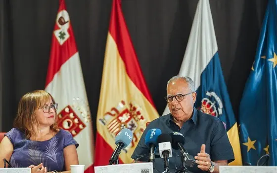 200325 Casimiro Curbelo  presidente del Cabildo de La Gomera  y la consejera insular de Educación  R