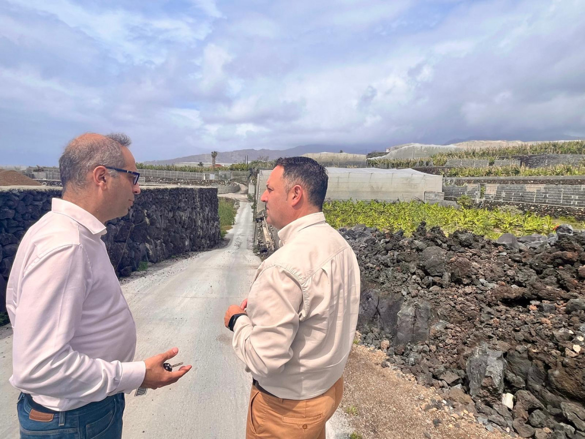 Manuel Gonzalez, alcalde de Tazacorte, junto al Comisionado para la Reconstrucciu00f3n de La Palma (1)