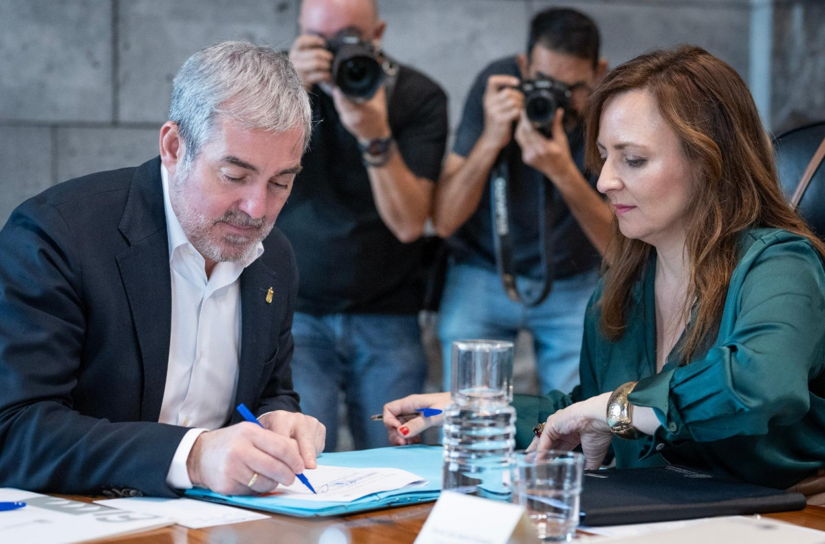 Nieves Lady Barreto, junto al presidente Clavijo, en una sesiu00f3n del Consejo de Gobierno
