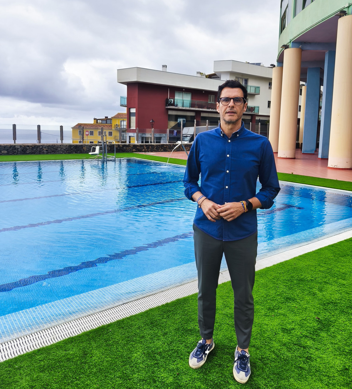 Toni Santana en la piscina municipal de Tazacorte
