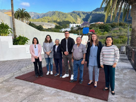 FOTO Miembros de la Corporación y vecinos de La Dehesa