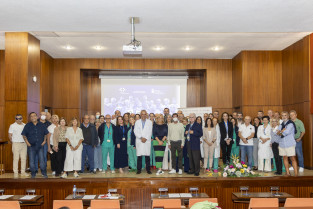 Foto de familia con el equipo medico y varios pacientes trasplantados