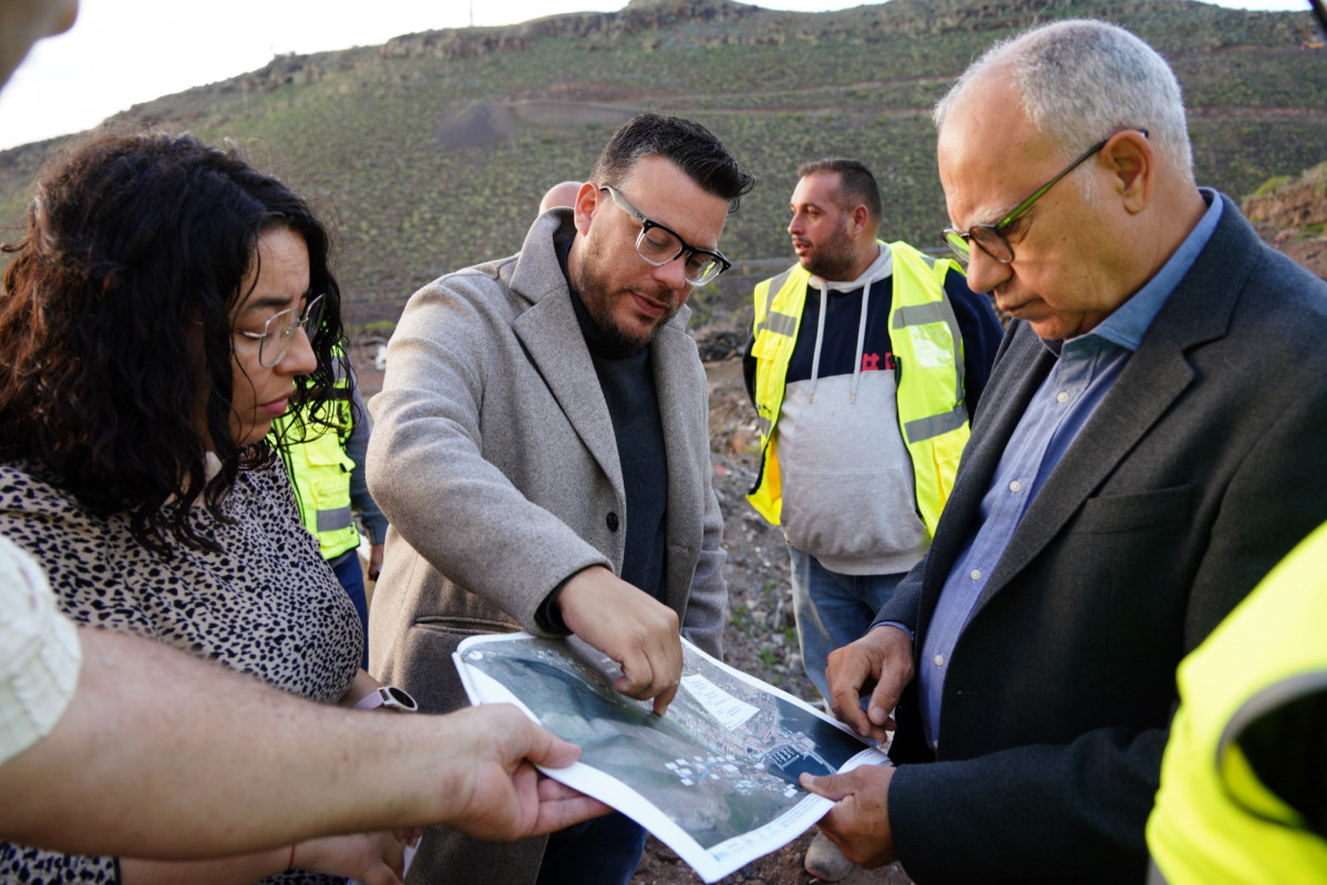 160525 La consejera insular de Obras Pu00fablicas, Cristina Ventura   El gerente del CIAG, Itamar Morales   El presidente del Cabildo de La Gomera, Casimiro Curbelo