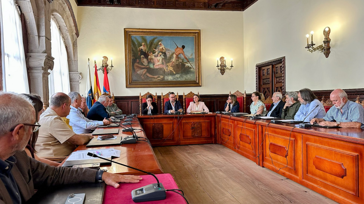 Foto instante de la reuniu00f3n con las asociaciones socioculturales que difunden la bajada