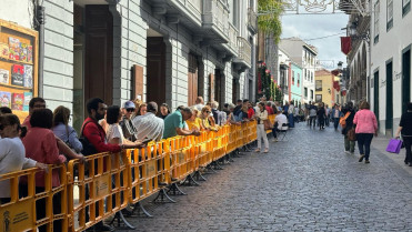 Foto cola para la compra de entradas físicas en la tienda de la Bajada ubicada en la calle Real