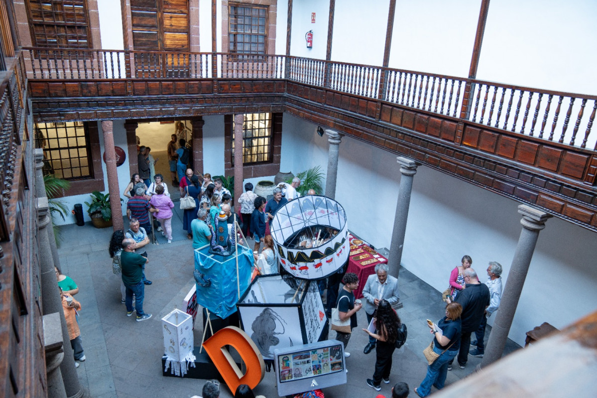 Instante de la apertura de la exposciu00f3n de inauguraciu00f3n de Arte Lustral 2025